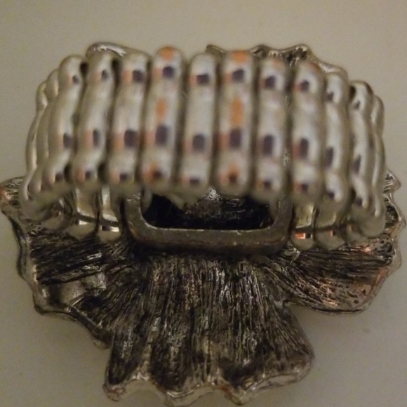 Stretchable flower ring with red stone - Picture 2 of 4